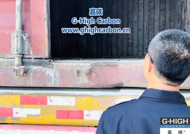 嘉碳裝車人員嚴格把關(guān)，確保車輛安全入廠