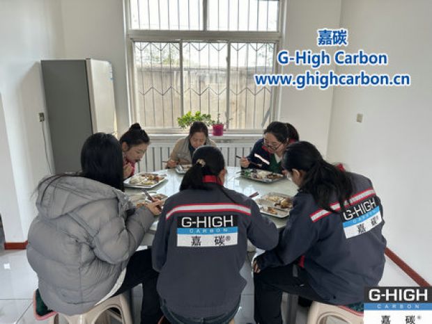 深秋暖陽(yáng)下，鐵鍋燉傳遞溫情與力量